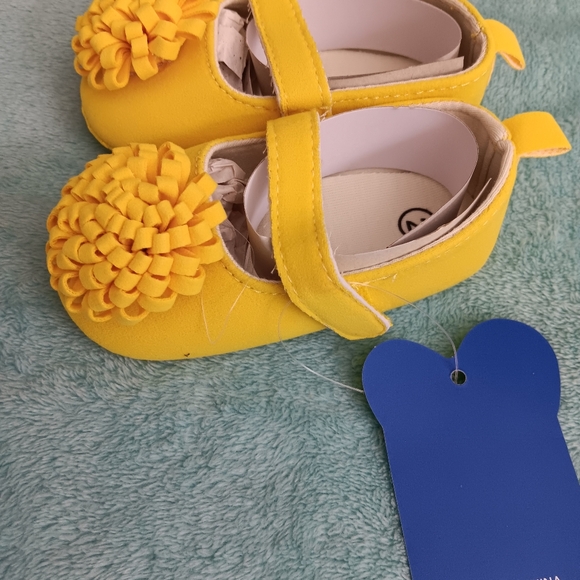 Size 2 Yellow baby shoes (soft) - Picture 3 of 4